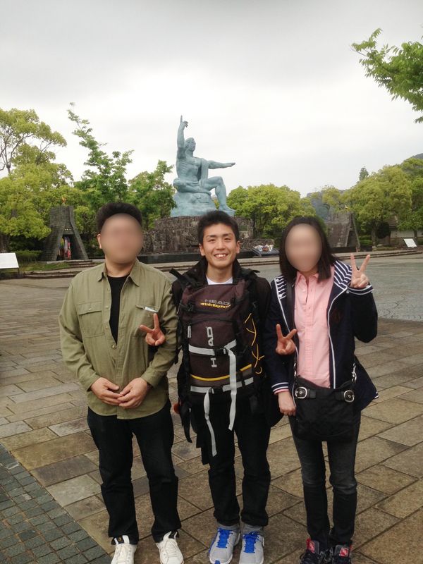 大学時代、長崎の平和公園で仲間と写る松本じゅんや